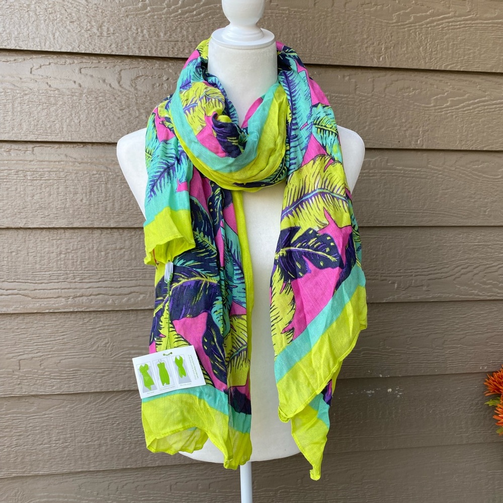 Vera Bradley Oversized Scarf/ Wrap in Palm Feathers
